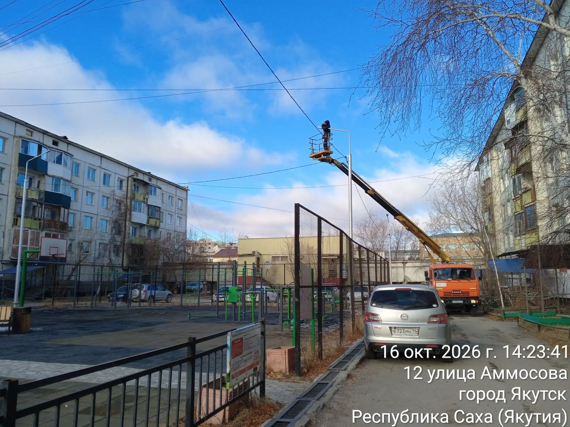 💡 МУП «Горсвет» устанавливает освещение на детской площадке возле Аммосова, 4/1