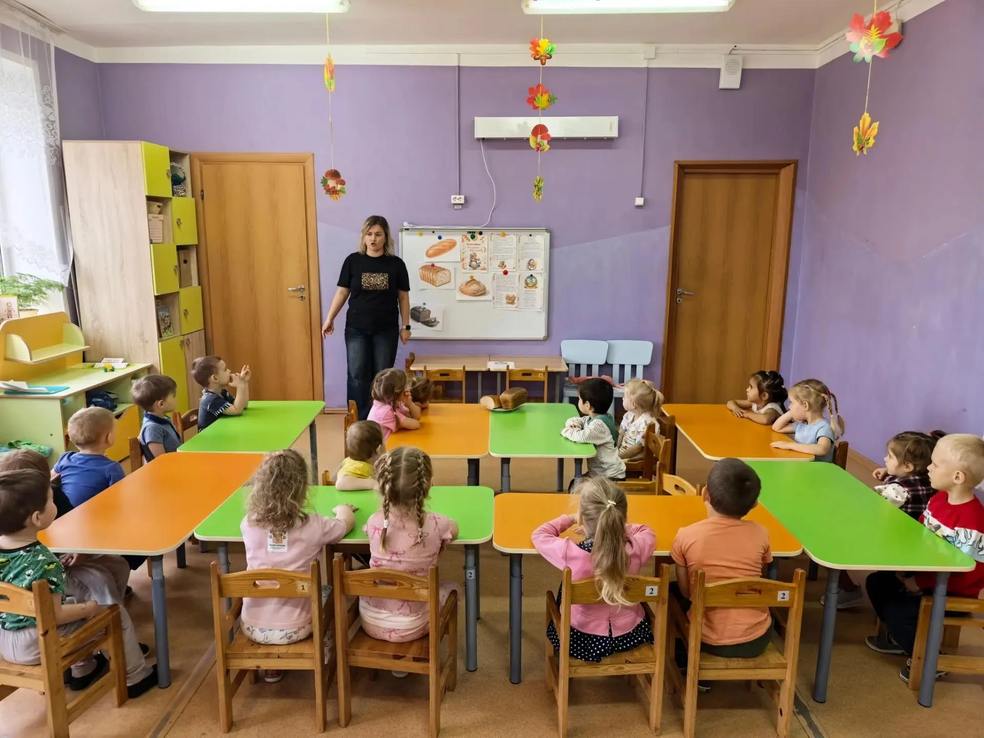 Во второй младшей группе прошла тематическая беседа «Хлеб - всему голова».