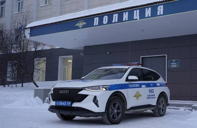 ❗️В Магадане пьяная женщина проехала на красный, а её муж напал на полицейских