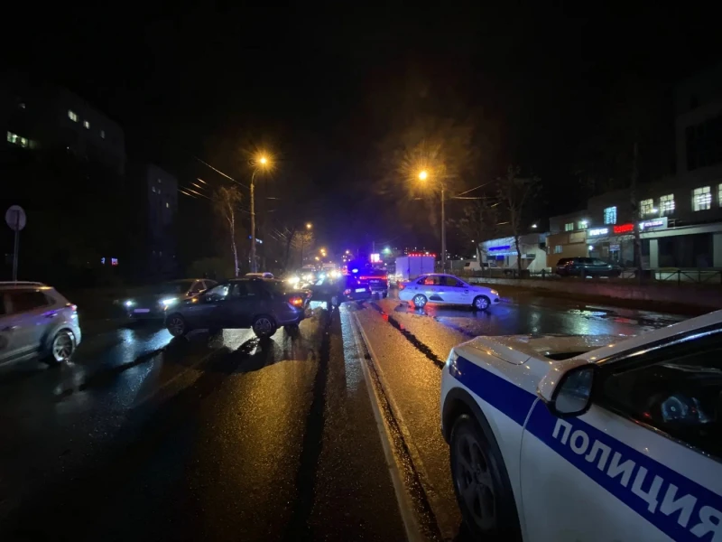 Полицейскими города Архангельска устанавливаются обстоятельства ДТП с участием четырех ...