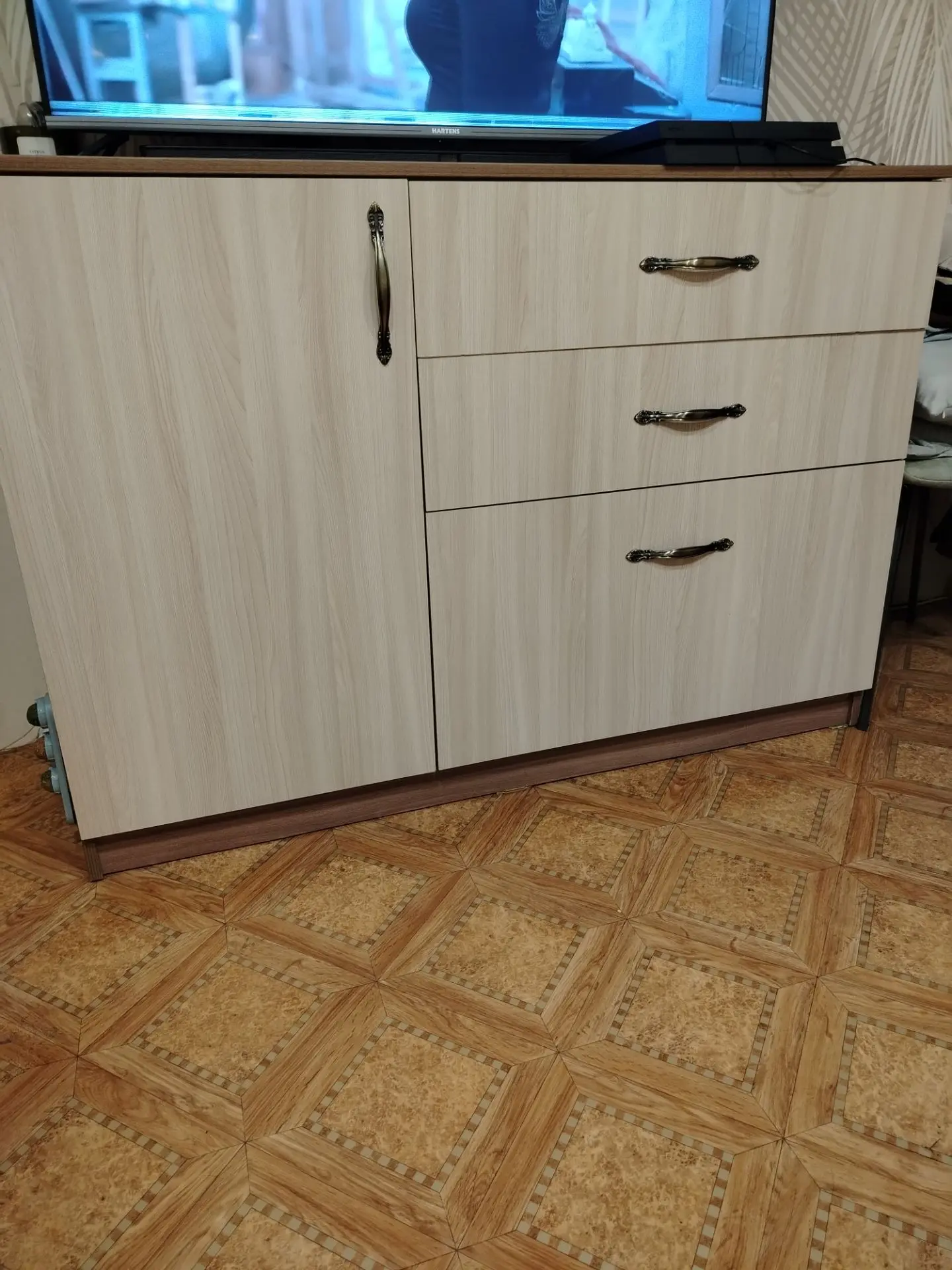 Продам камод, сделан под заказ. Очень вместительный, доводчики все поменяны. 3000.срочно