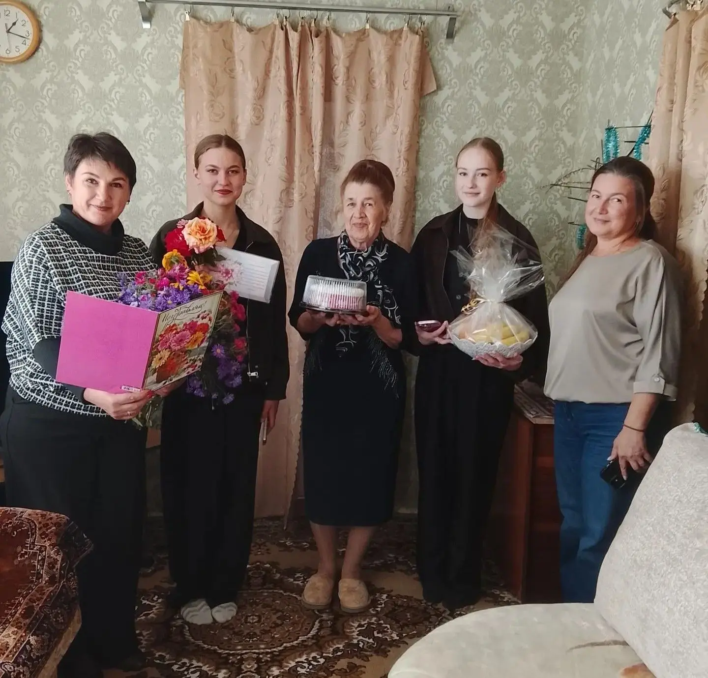 Социальные работники поздравили с днем учителя получателей социальных услуг, находящихс...
