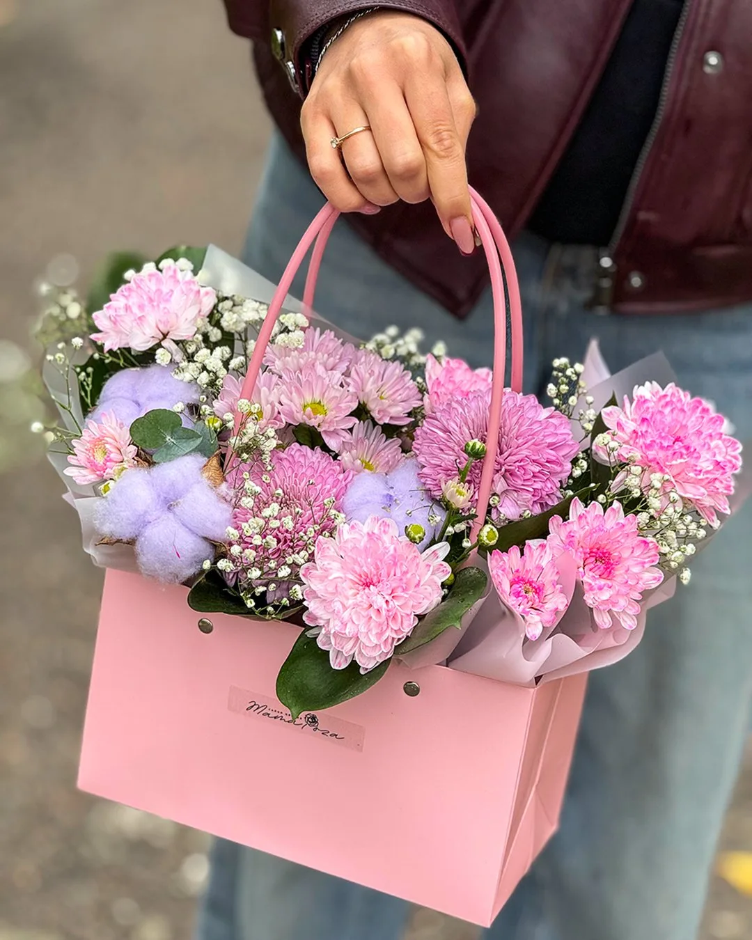 Что в пакете? Конечно же цветы! 🌸