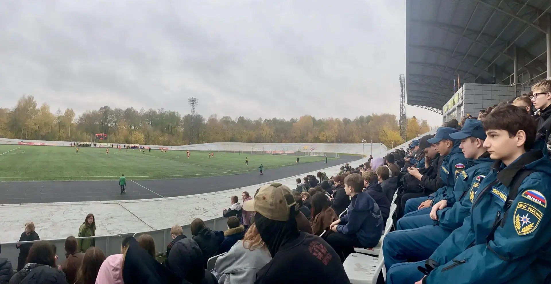На стадионе "Знамя" проходит матч Чемпионата Московской области по футболу. В рамках вс...