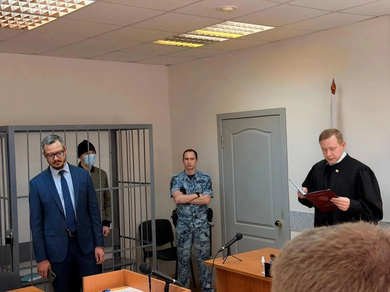 Боролся с коррупцией, но проиграл.