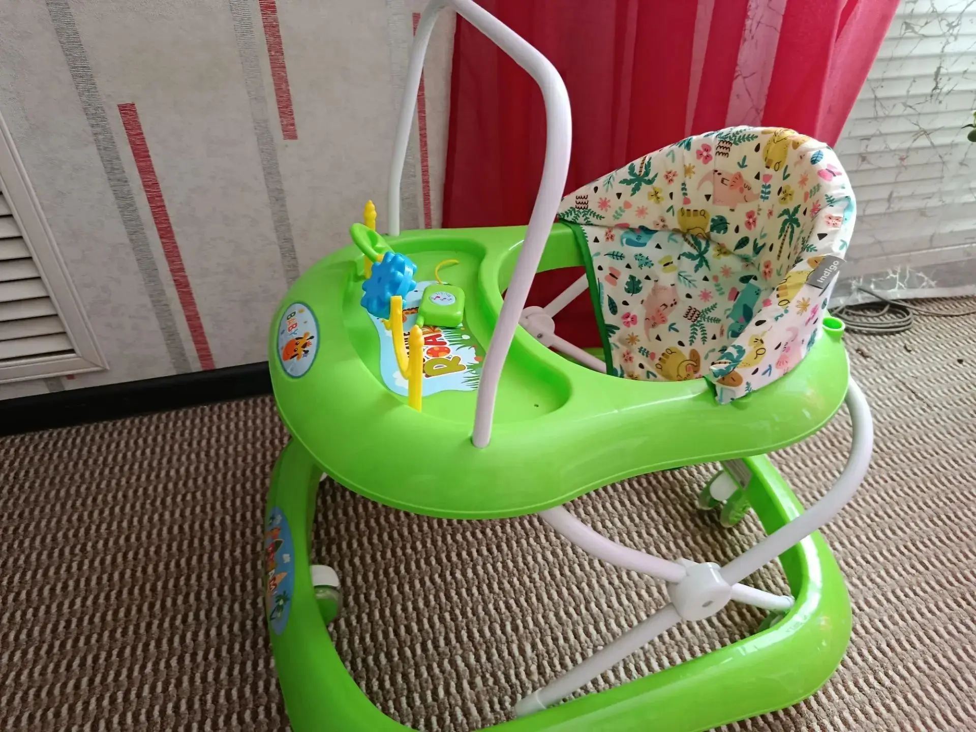 Продам ходунки детские 500 р, дефекты видны на фото, сиденье целое,