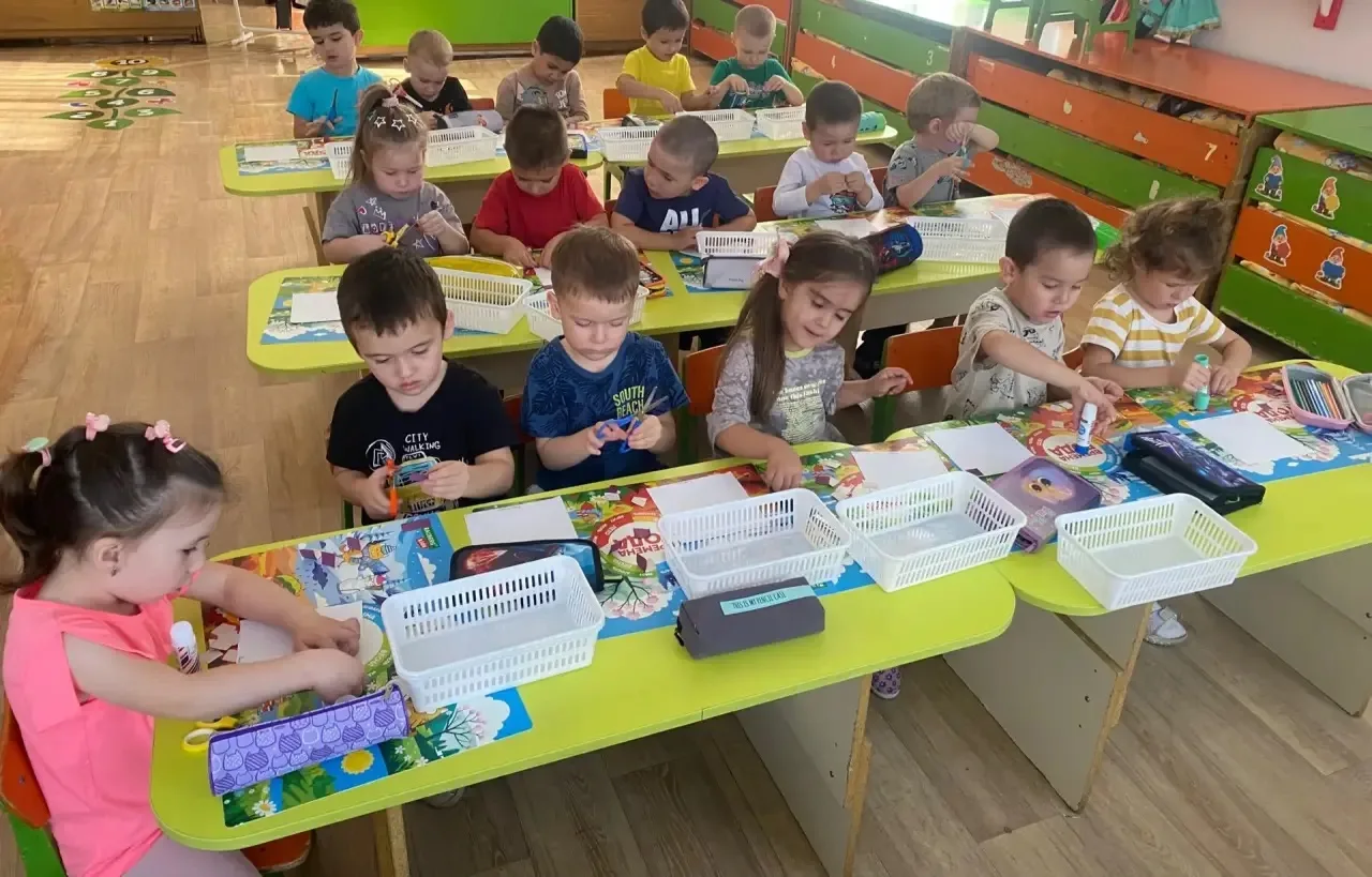 Сегодня на аппликации „Укрась салфетку“ ребята учились составлять узор: заполнять элеме...