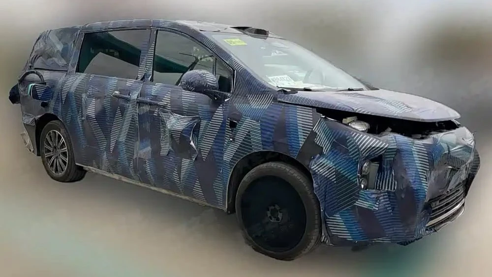 Минивэн BYD для линейки Ocean заметили в Китае во время зарядки на одной из флэш-зарядн...