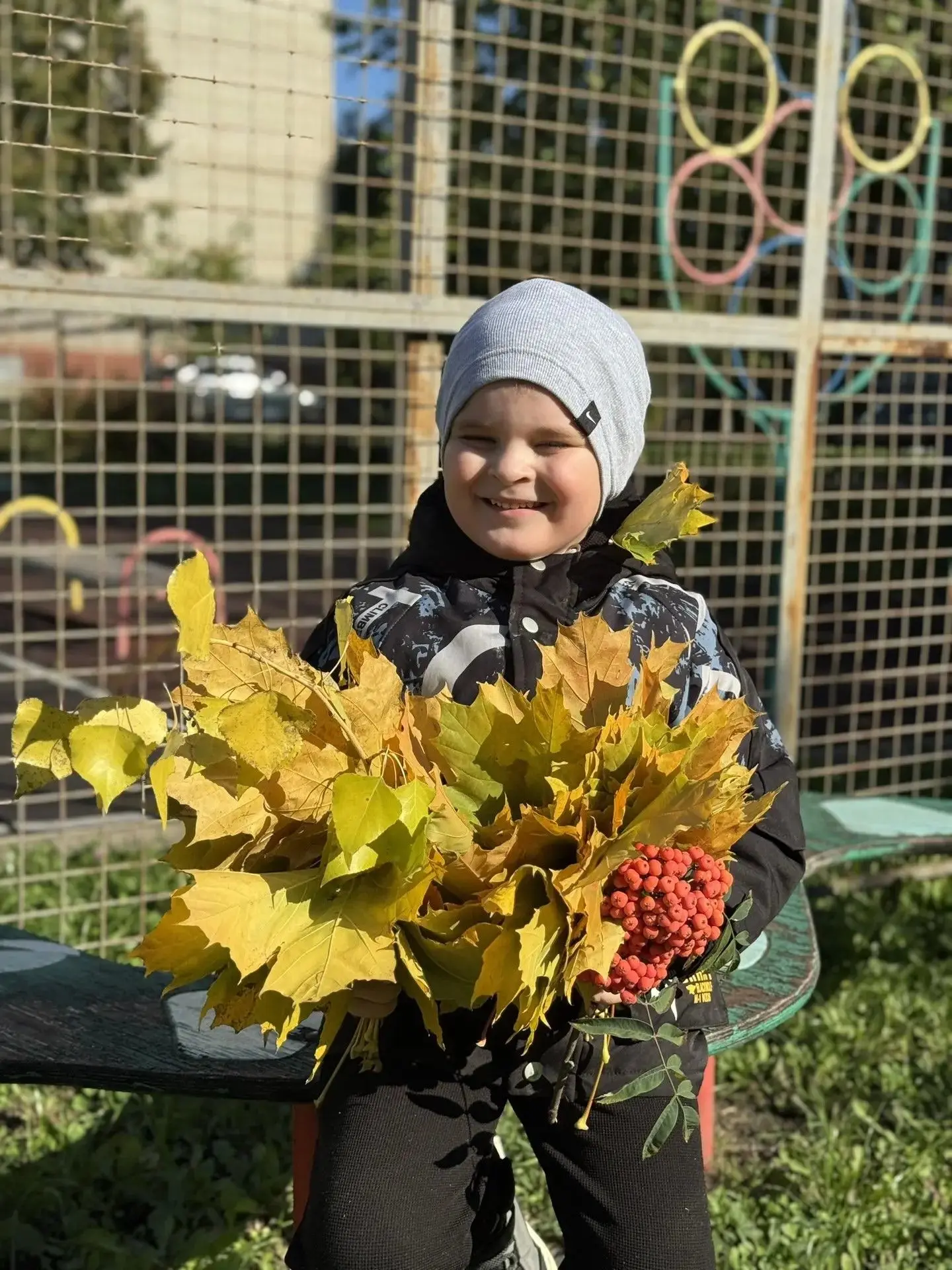 🍁 Осень... Последние тёплые лучи солнца, разноцветные листья, небо в облаках. Красота!...