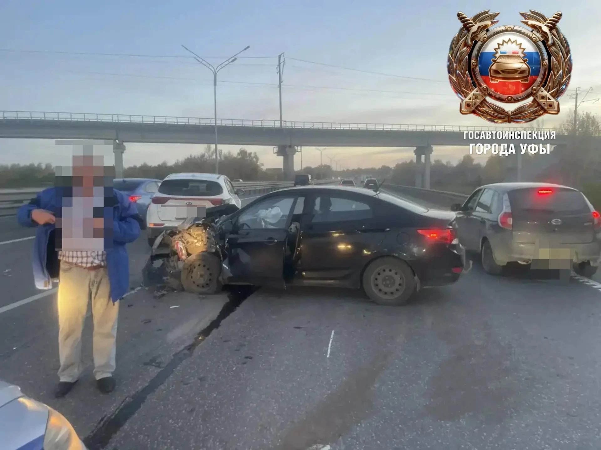 Водитель легковушки врезался в сломавшуюся на дороге машину в Уфе