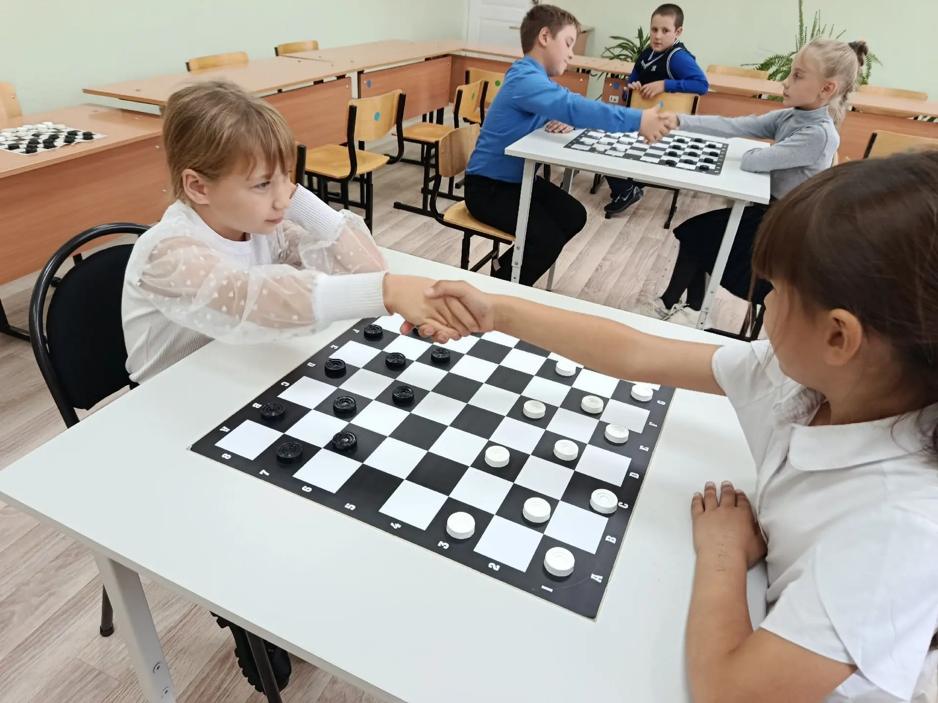 ♟️ Шашечная битва: юные стратеги за доской