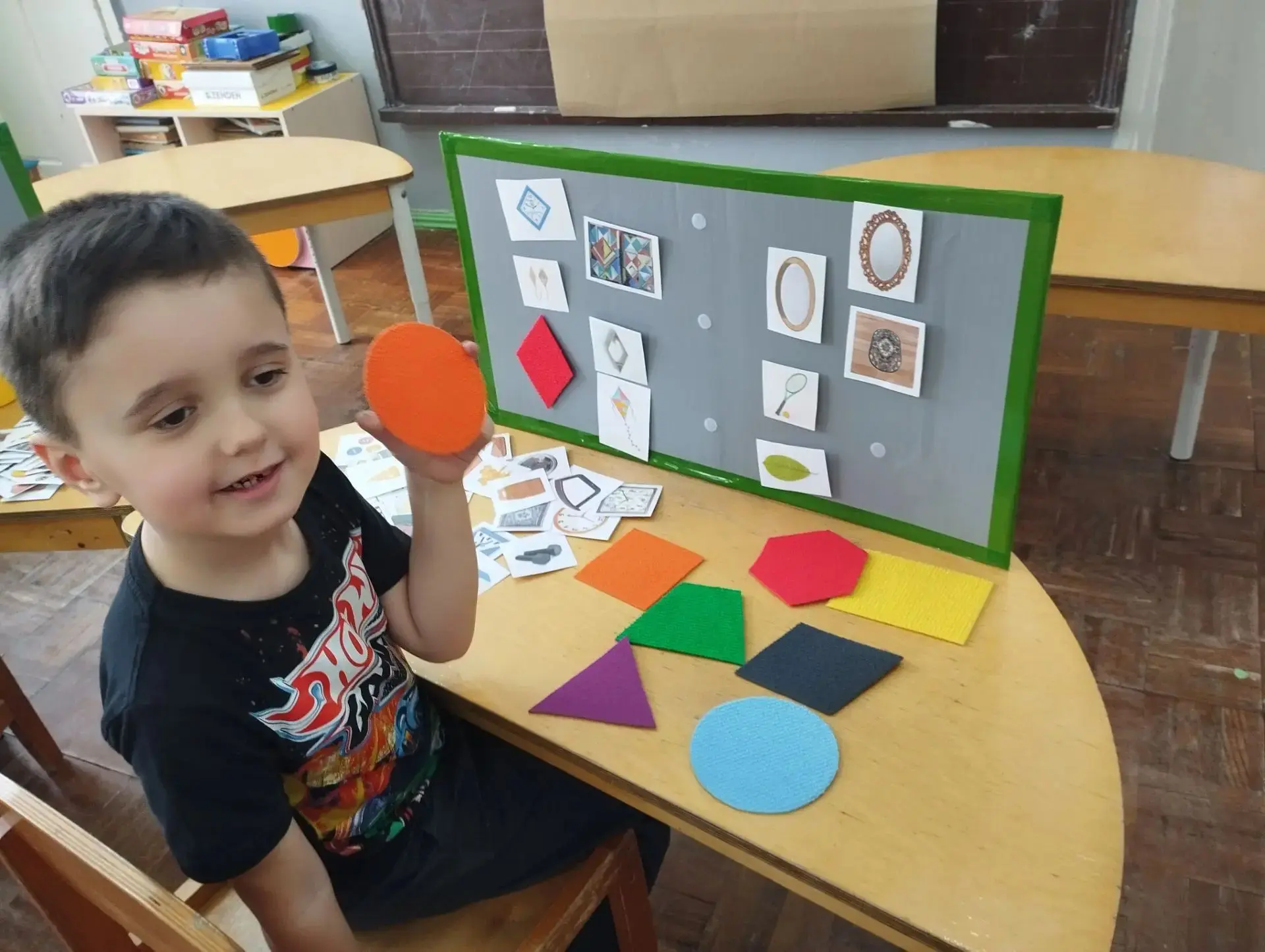 Математические дидактические игры с детьми 5-6 лет: мостик к школьным знаниям. В группе...