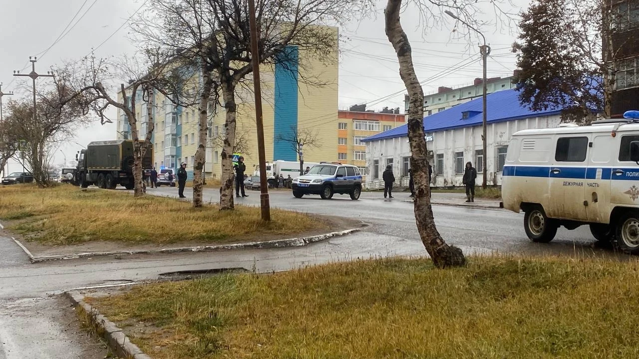 В Охе полиция, Росгвардия и Госавтоинспекция оцепили перекрёсток возле «Доставки»: на м...