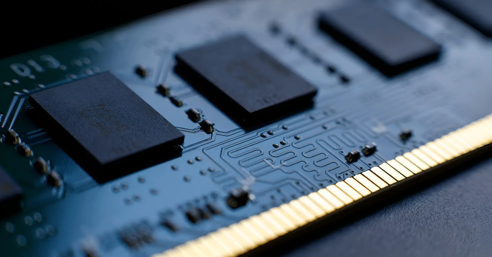 ↗️ Цены на DDR4 обогнали DDR5 по темпам роста: Barclays предупреждает о затяжном дефиците
