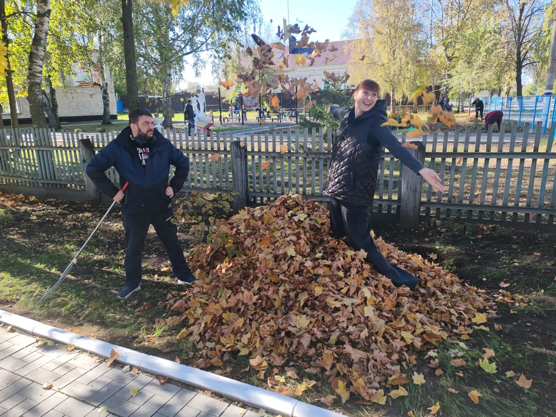 🍁 Сегодня сотрудники ЦДТ вышли на осенний субботник и дружно навели порядок на своей т...