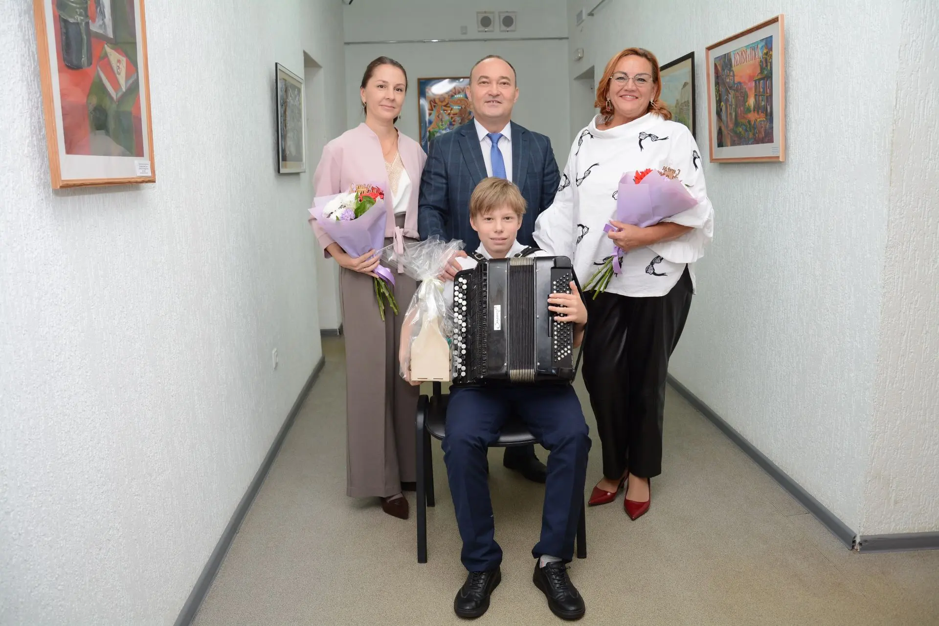 🧑‍🎨Кисти юных дарований: в Минобрнауки Коми обновилась традиционная выставка картин в...