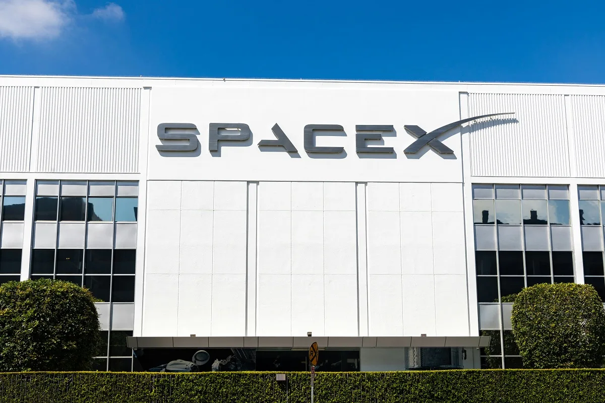 Как сообщает Bloomberg, компания SpaceX приобрела лицензии на использование частот 800 ...