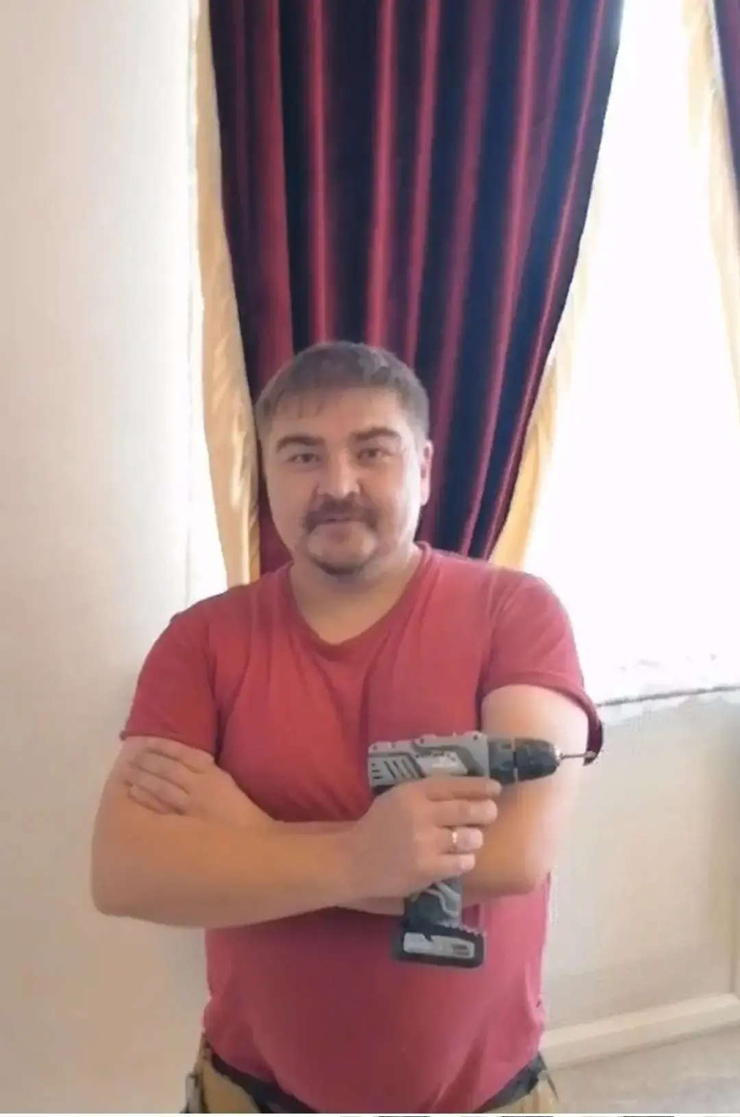 Мезенцев Дмитрий Викторович работает: натяжные потолки. Увлекается походами с детьми в ...