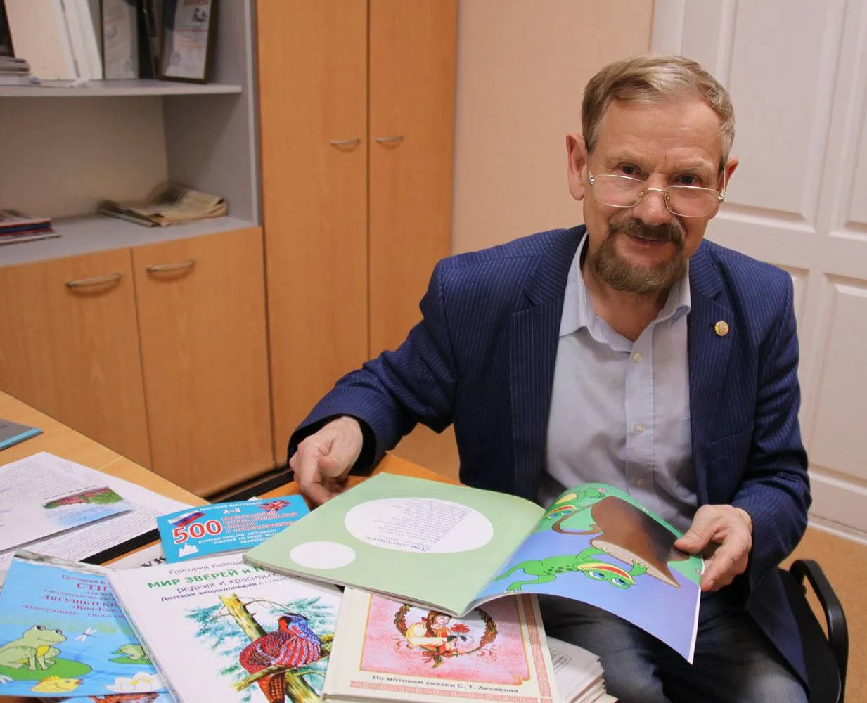 🥺 Член Союза писателей России продает свои книги на улице