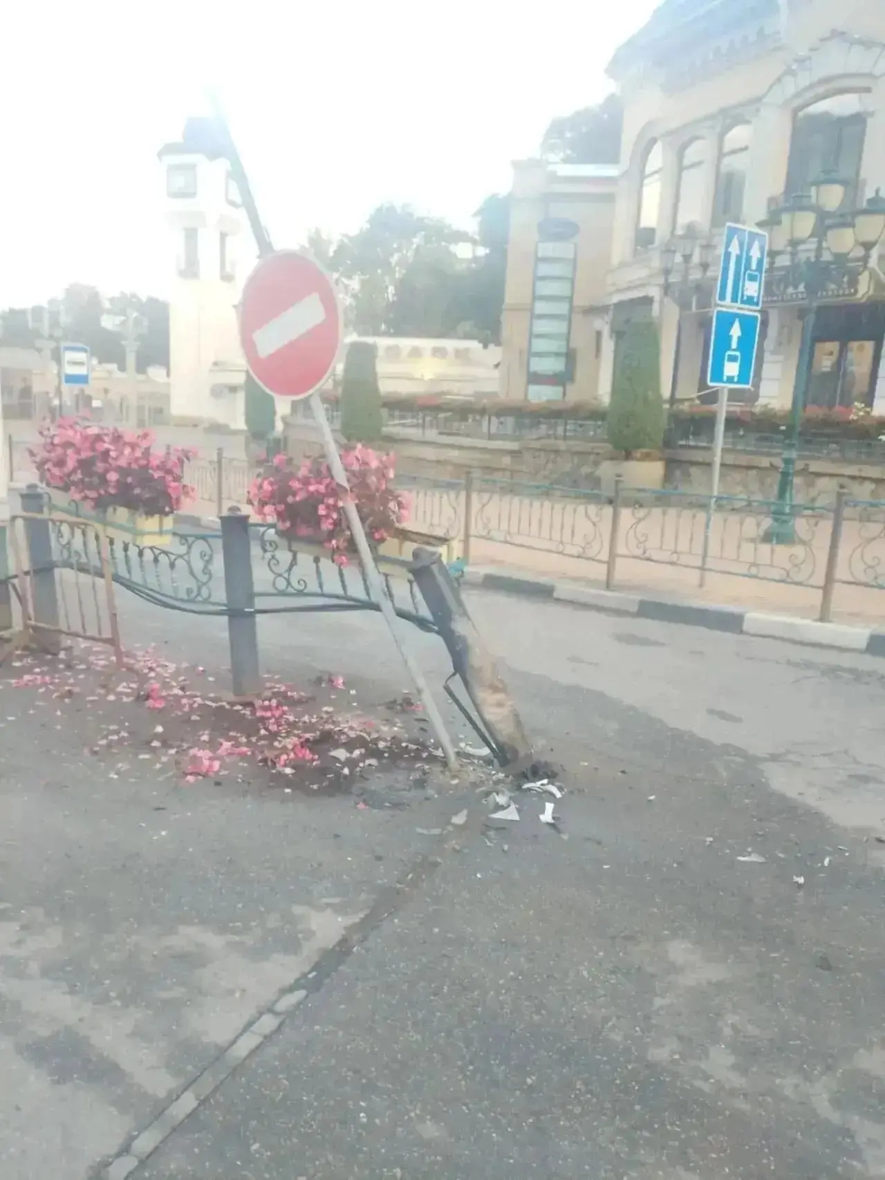 ⚡ В Кисловодске дрифтер повредил дорожный знак и ограждение с кашпо