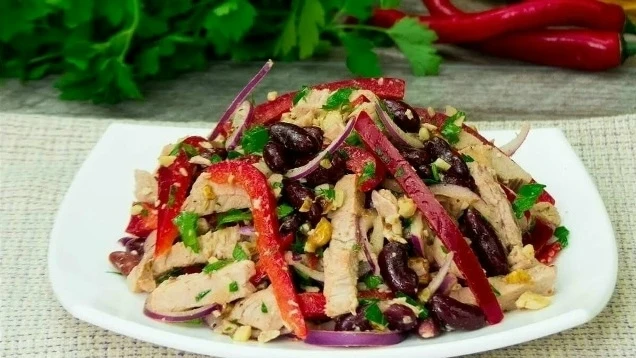 Салат с курицей, фасолью и грецкими орехами