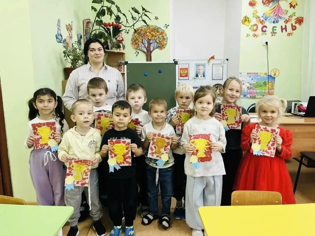 🎨 «Открытка для папы»: как в детском саду «Почемучка» рождаются маленькие шедевры.