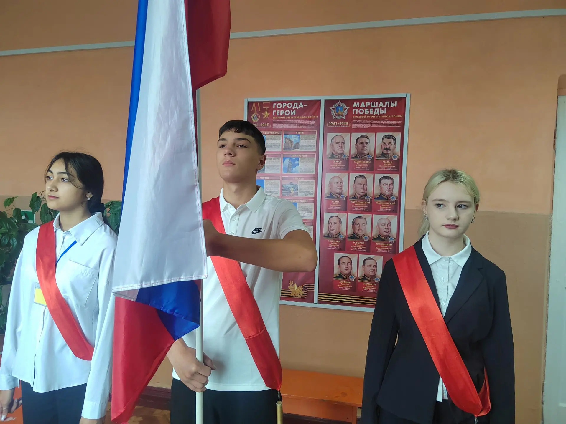 🎉 Торжественное начало новой учебной недели в школе!