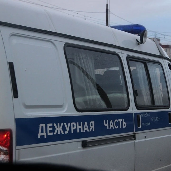 В Карелии подросток с компанией избил мужчину у кафе.