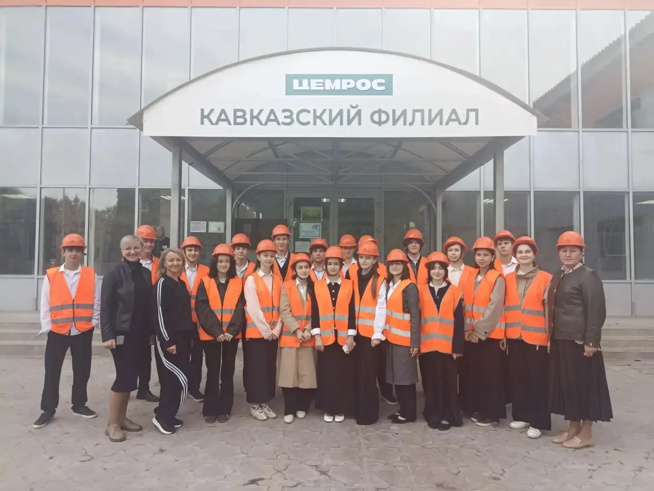 14 октября 2026 года обучающиеся 10а класса посетили Кавказский филиал АО «ЦЕМРОС».
