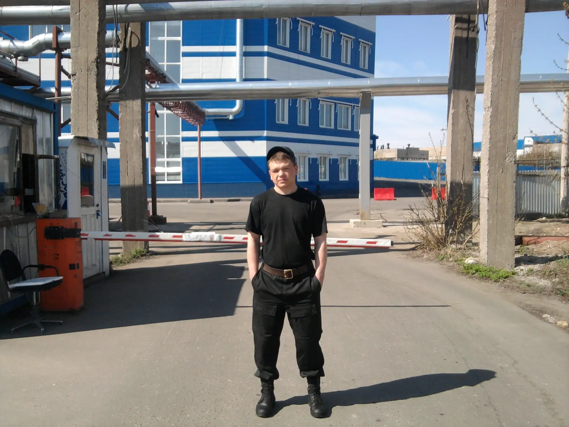 Помогите найти человека Михаил Имянинников нужен номер или какая то связь с ним!