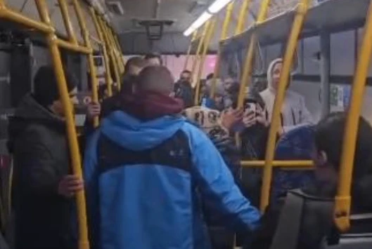🚨 В Новосибирске ищут напавших на 19-летнюю девушку в троллейбусе