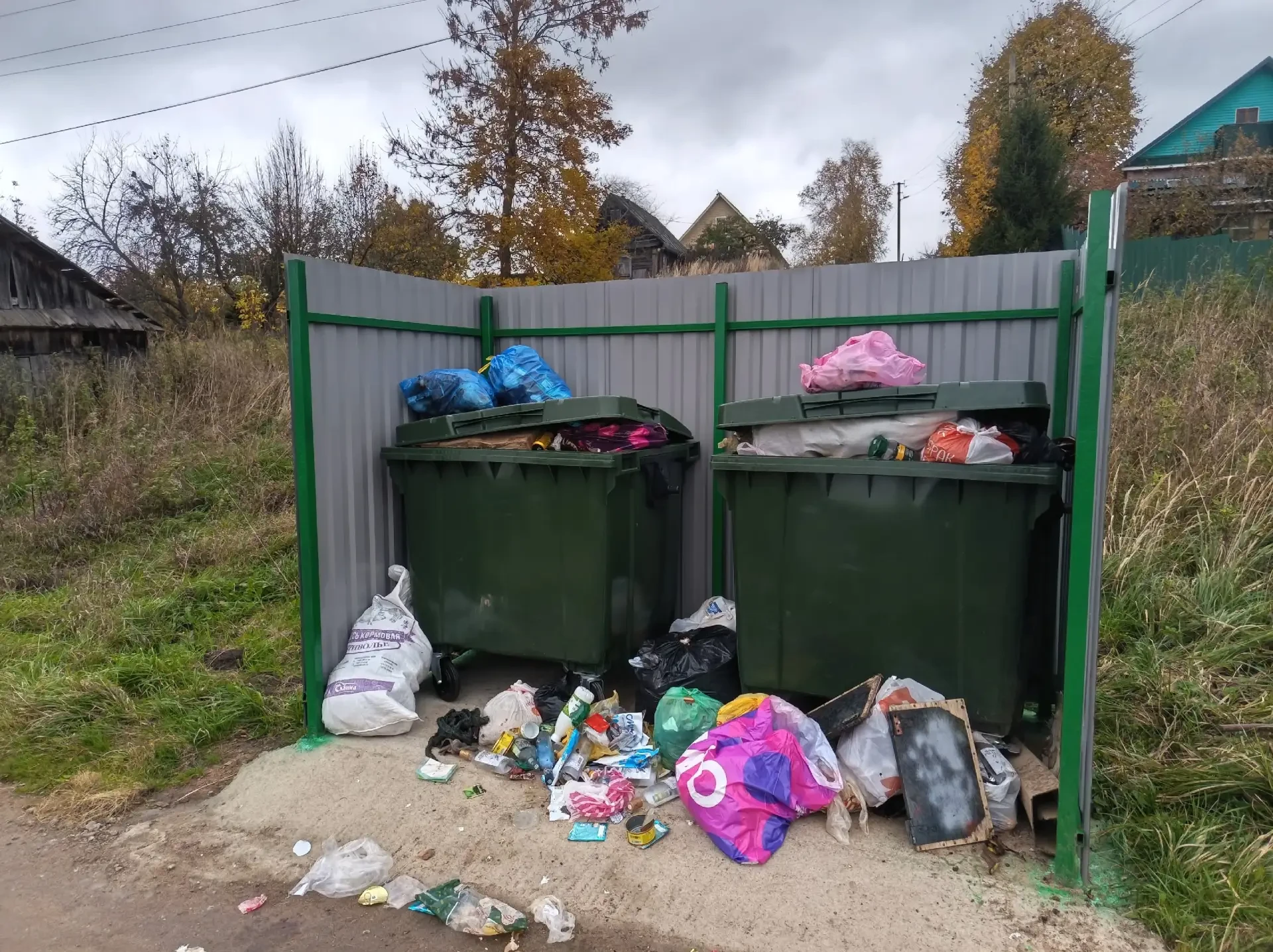 Жители Дубравы 2 просят наладить вывоз мусора.