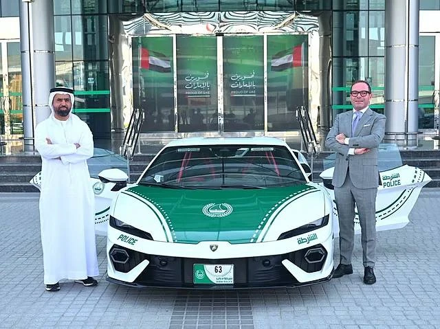 Полиция Дубая пополнила автопарк гибридным суперкаром Lamborghini Temerario, который ра...