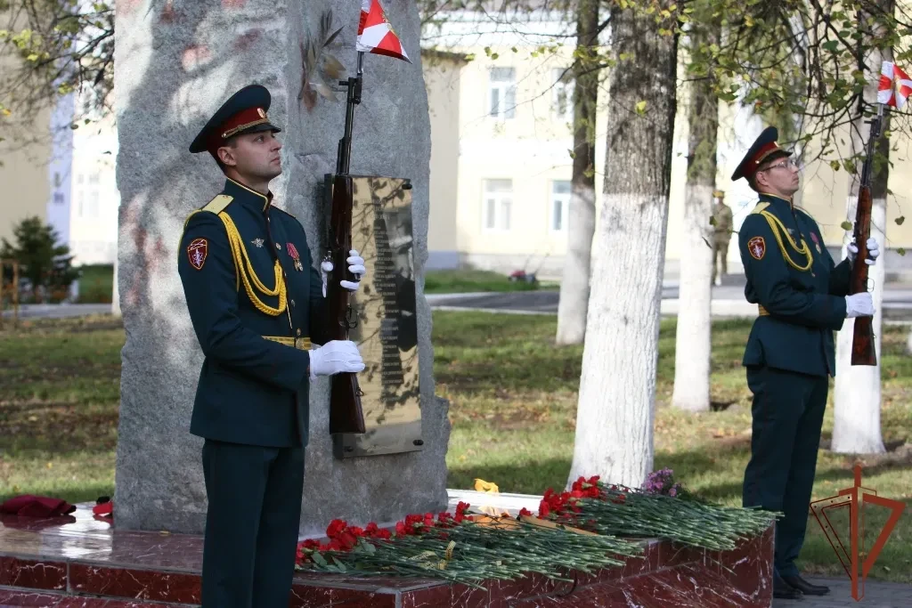 В северском соединении Росгвардии открыли обновленную мемориальную доску военнослужащим...