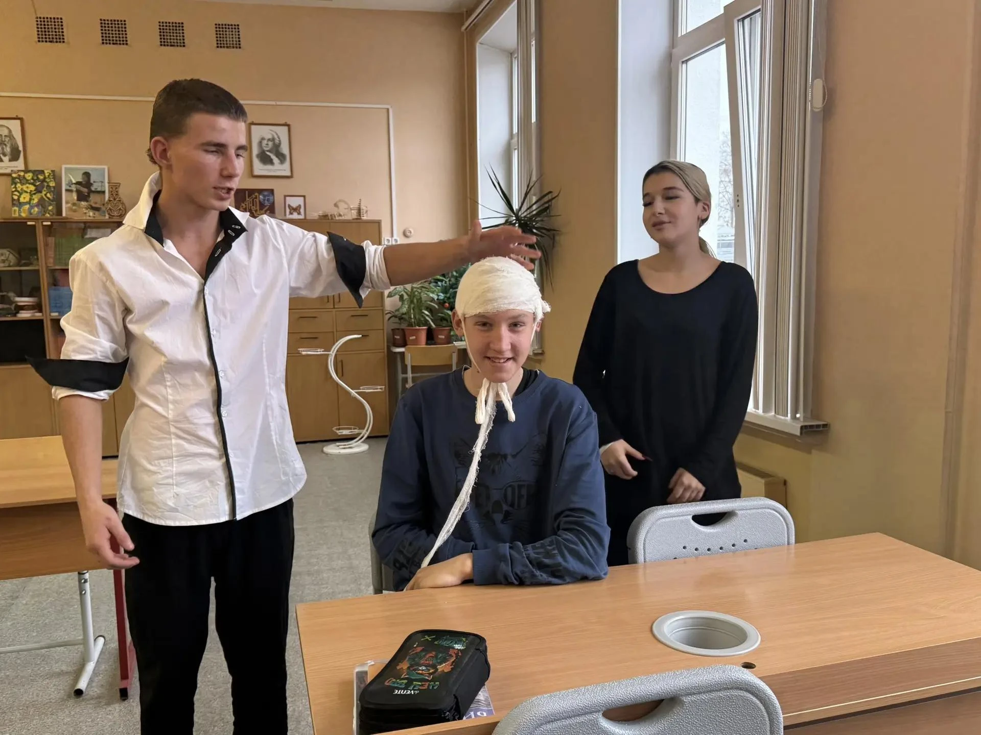 В 9 «В» урок биологии был посвящен оказанию первой помощи при переломах и ушибах. Ребят...