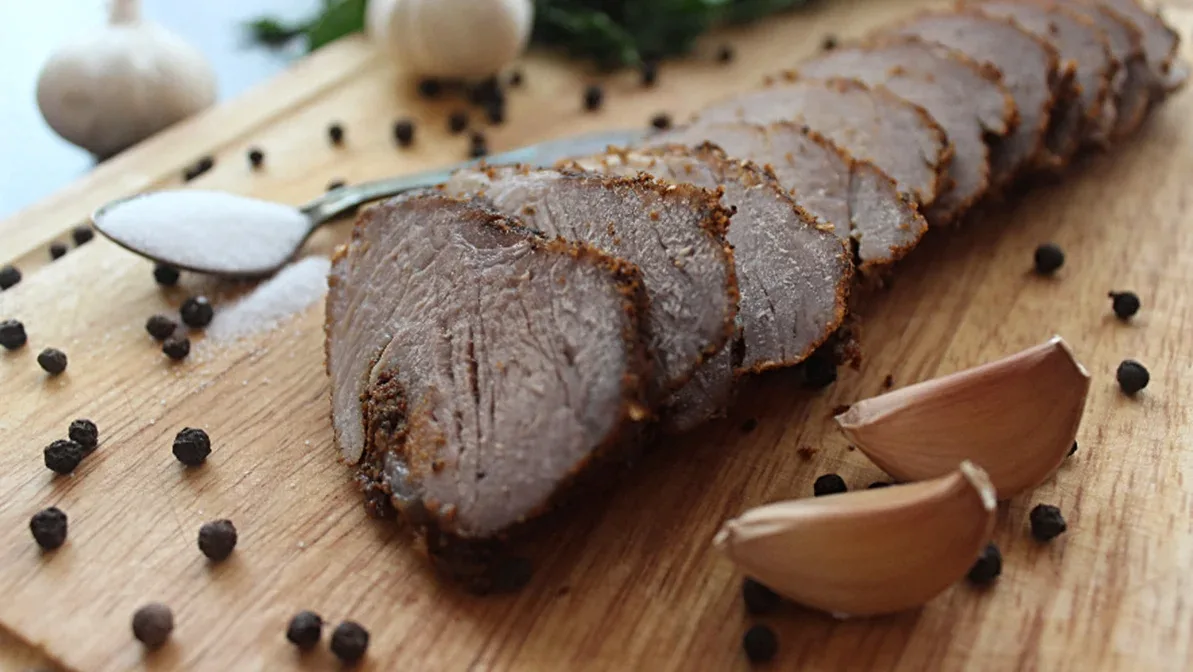 🍖 Запечённая свиная вырезка — сочная вырезка в пряной смеси из паприки, кориандра и пе...