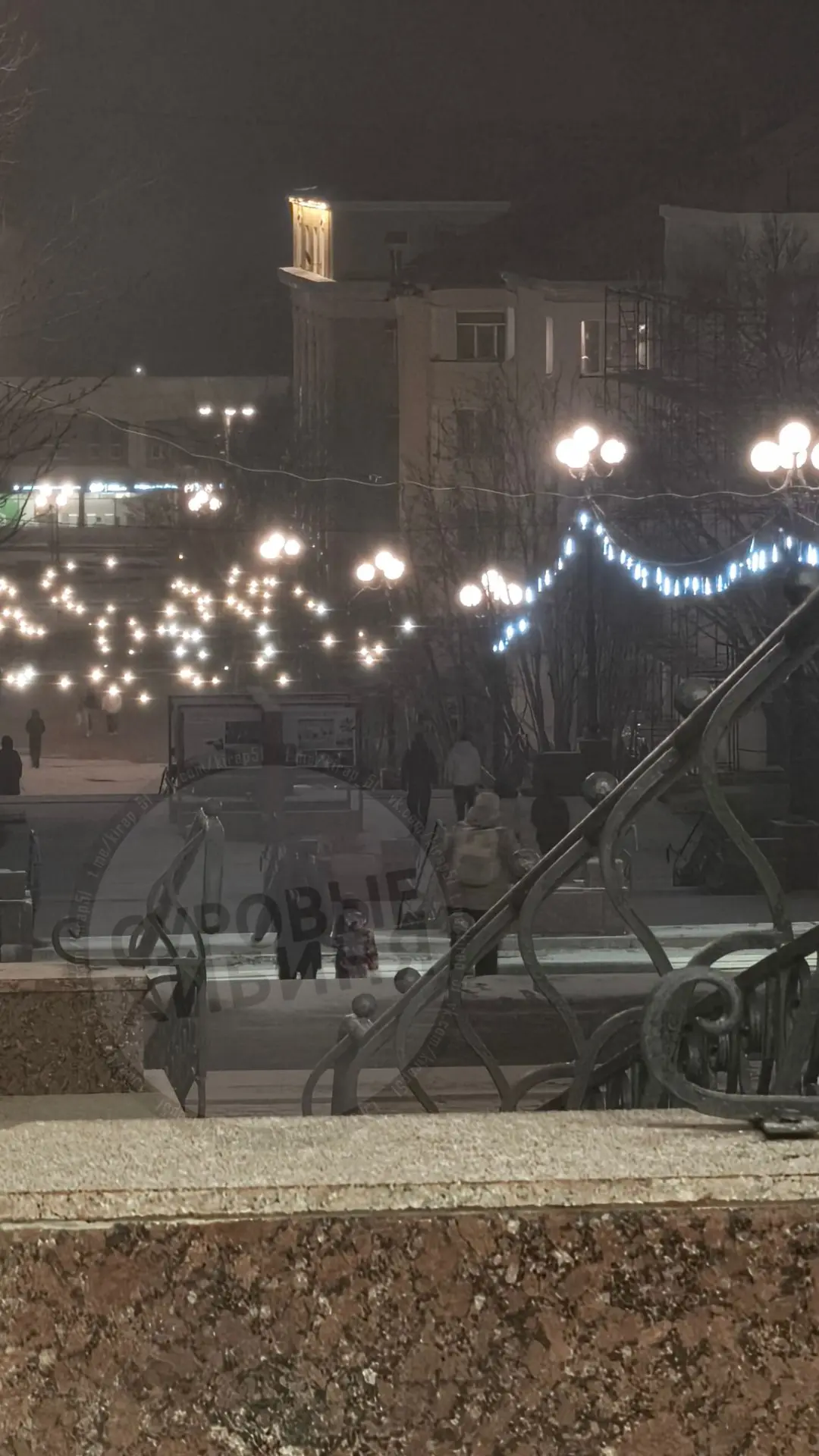 В Кировске прямо сейчас сыплет первый снег.