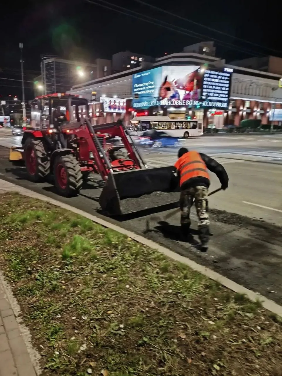 Омские дорожники устраняют колейность на ул. Маршала Жукова. Накануне сняли изношенное ...