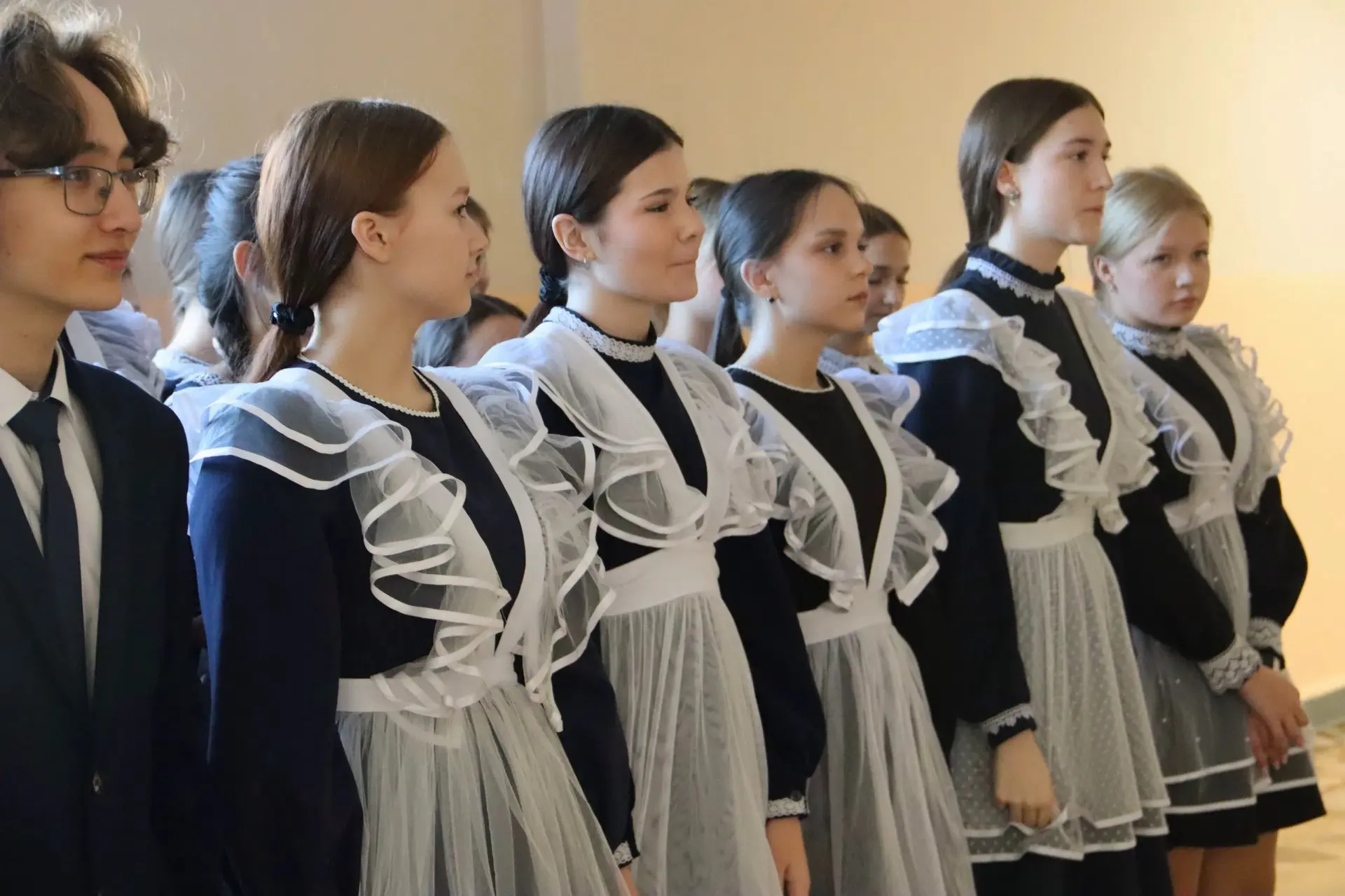 🇷🇺 Сегодня в нашей школе состоялась церемония поднятия флагов Российской Федерации и ...