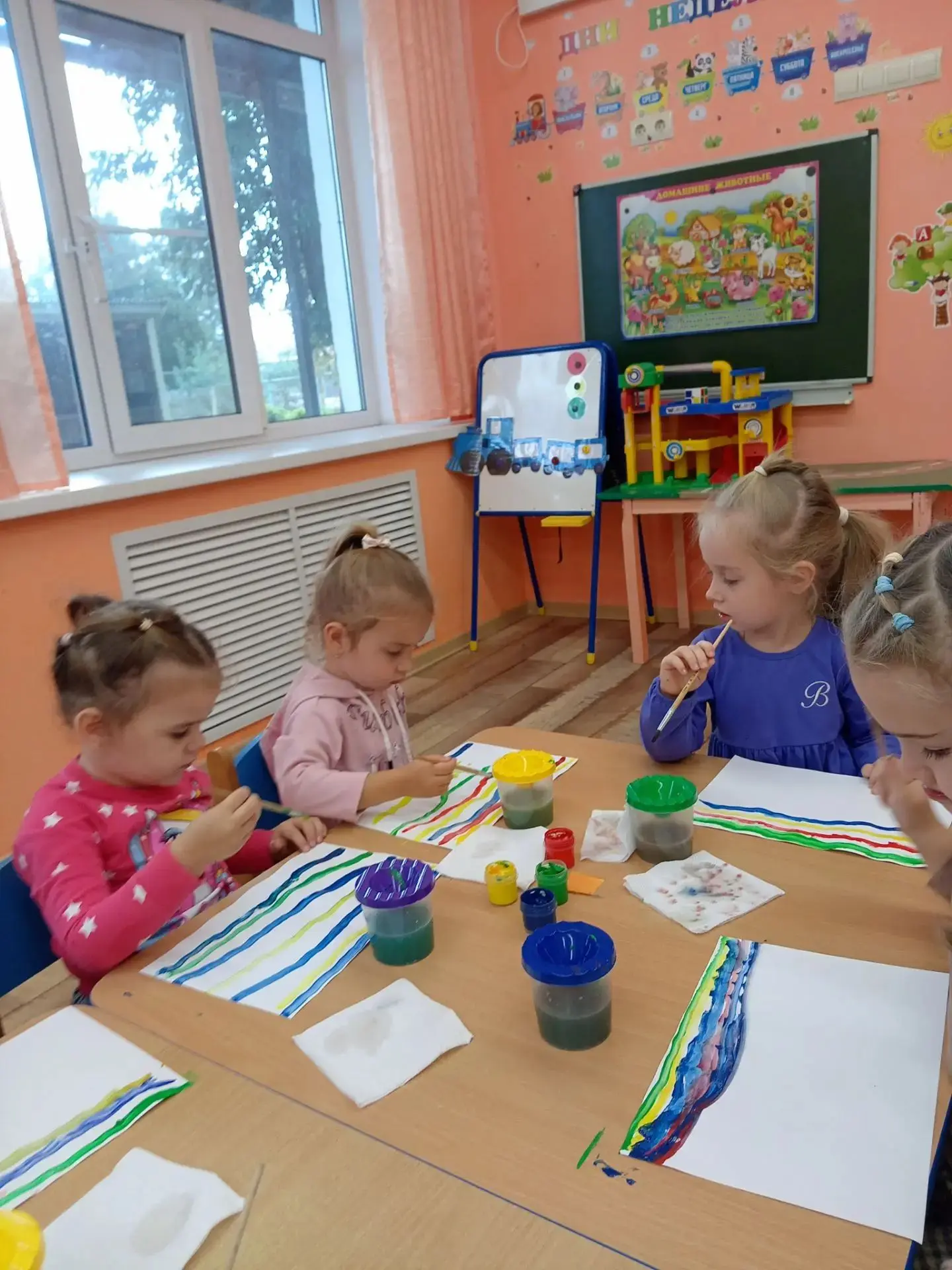 Наши малыши карандаши врываются в новую неделю с яркими красками 🍭🎨