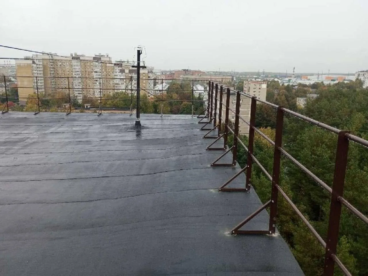 В Подольске завершили ремонт крыши 12-этажного дома на улице Филиппова, 10а.