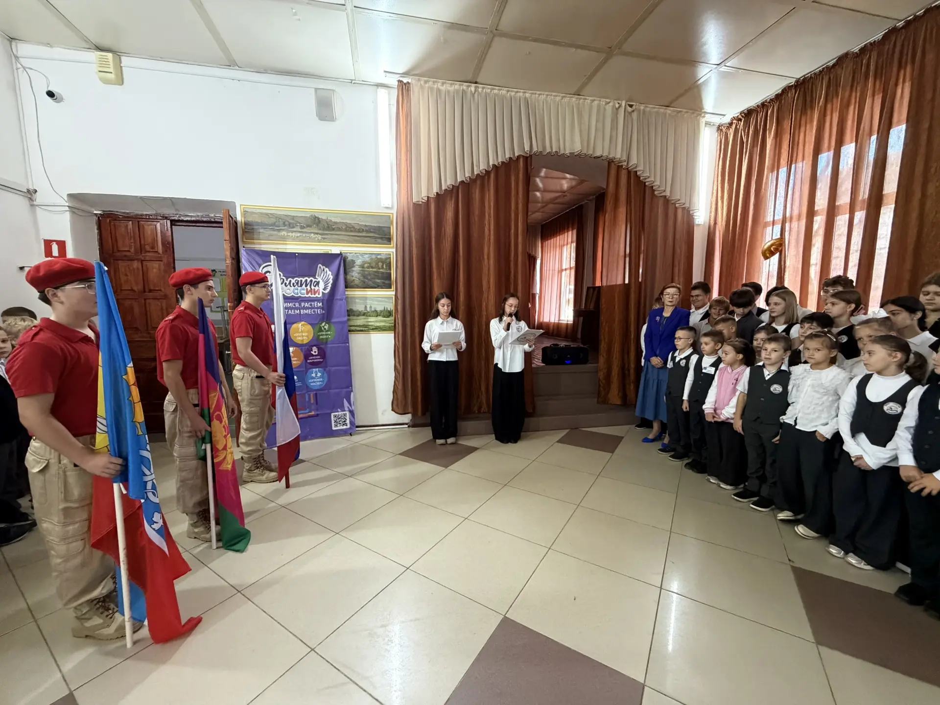 📣 Сегодня в нашей школе прошла еженедельная линейка!