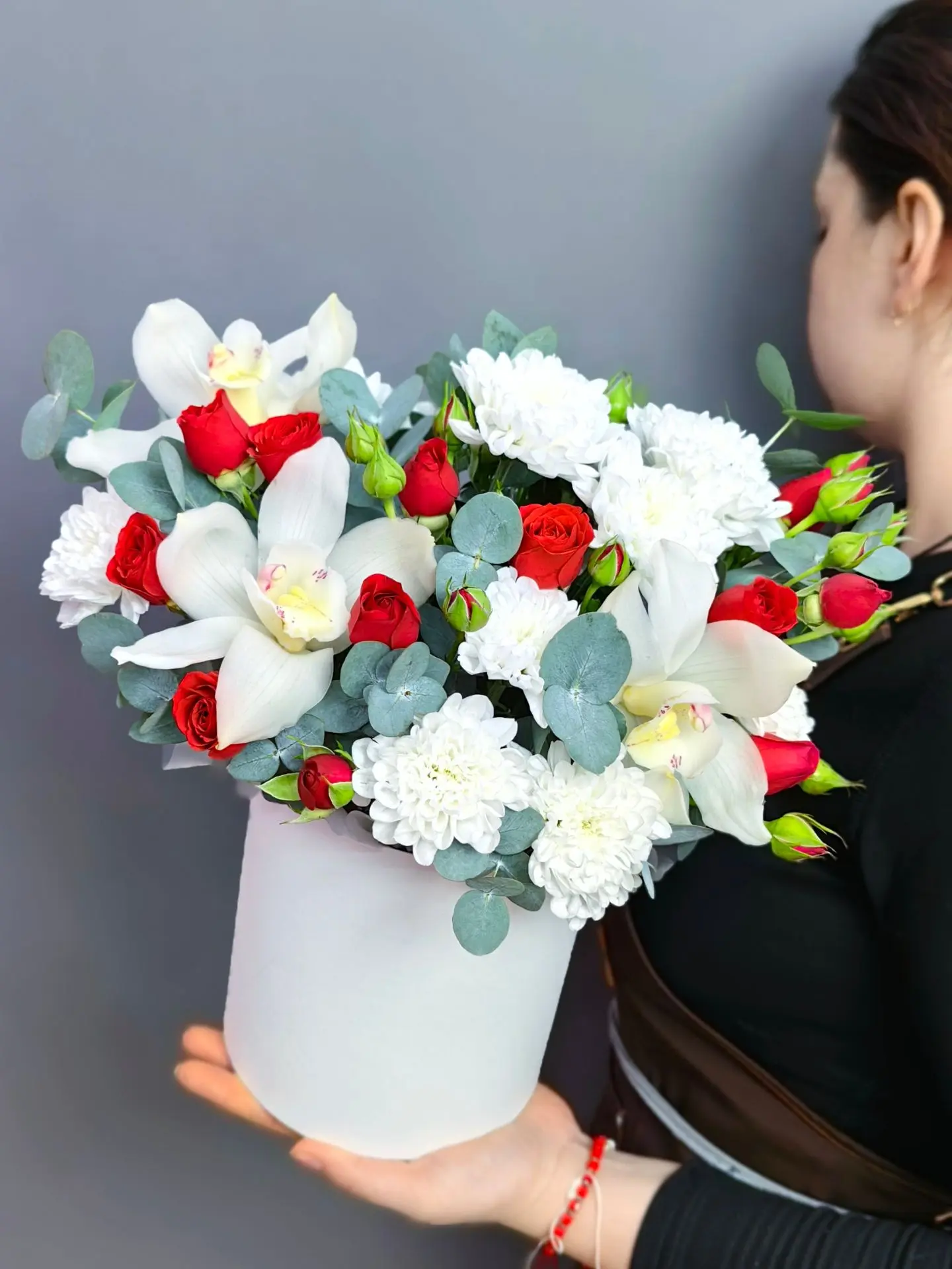 ❤Авторская композиция в шляпной коробке с белыми орхидеями и кустовыми розами