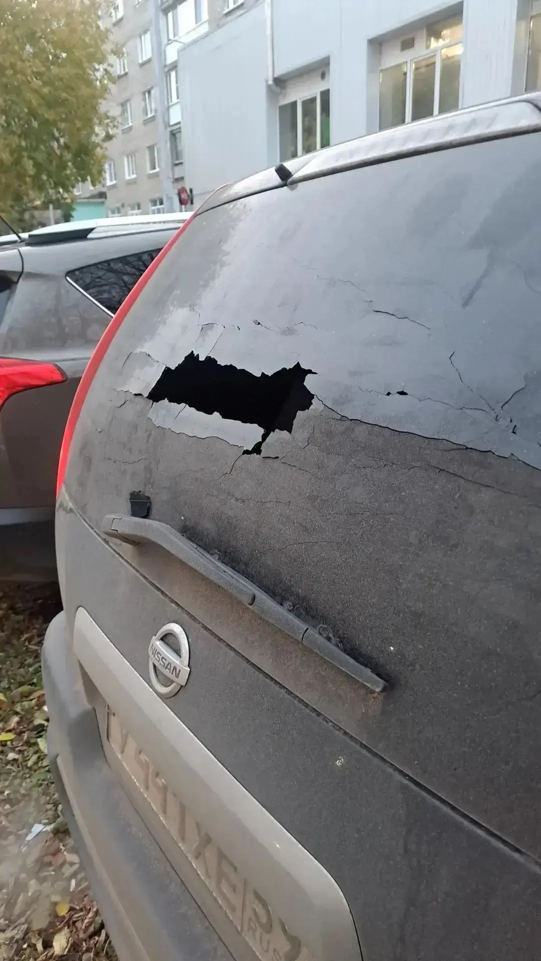 ❗️Очередное ЧП во дворе дома на Серебрянском проезде 19. У машины прострелили стекло.
