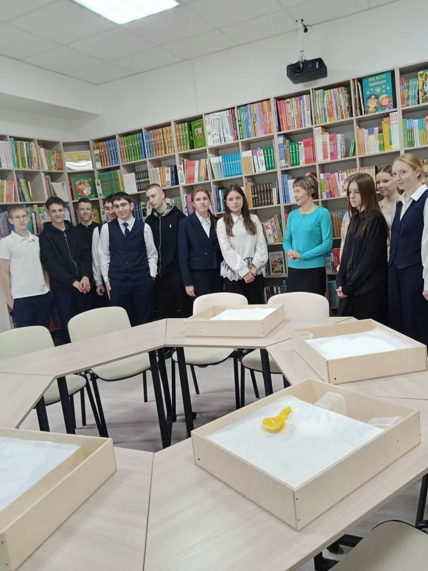 14 октября районная библиотека провела для школьников экскурсии «Книжный лабиринт». Мол...
