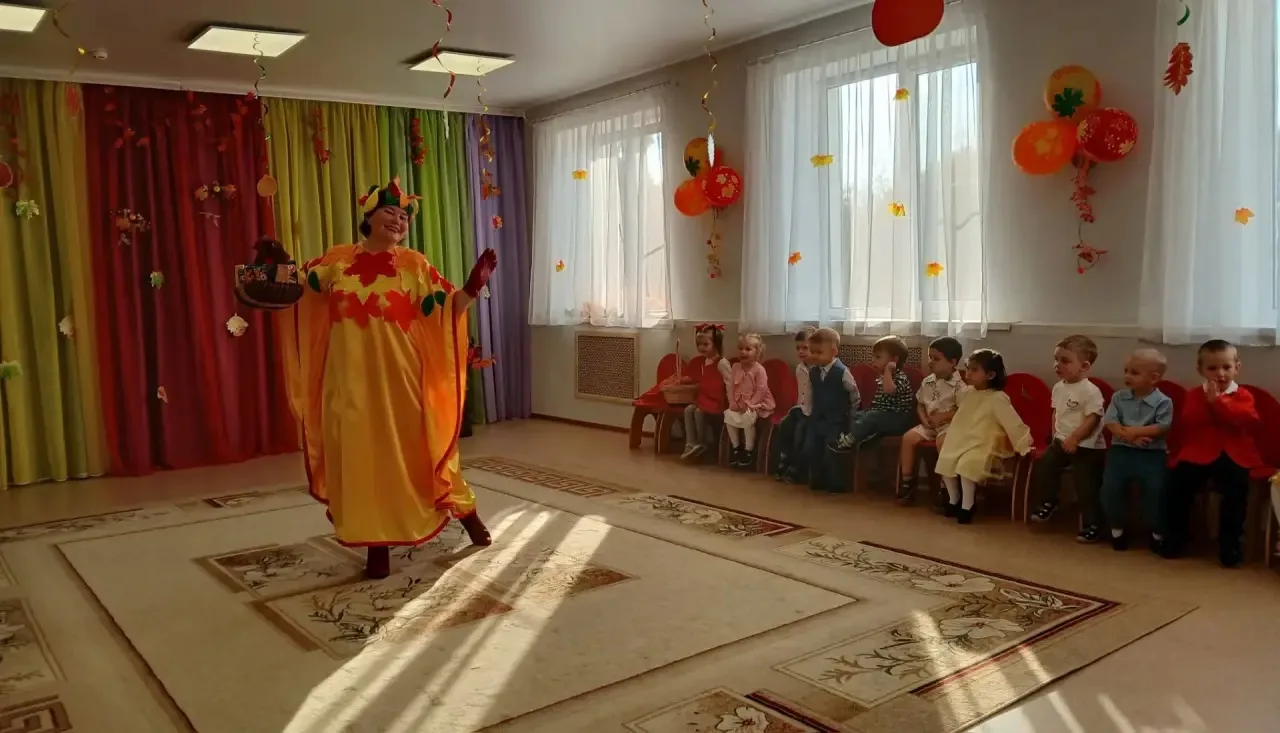 Сегодня, 12 октября в  МБОУ "СОШ 2 г.Рошаль" ДО7 начались осенние утренники.