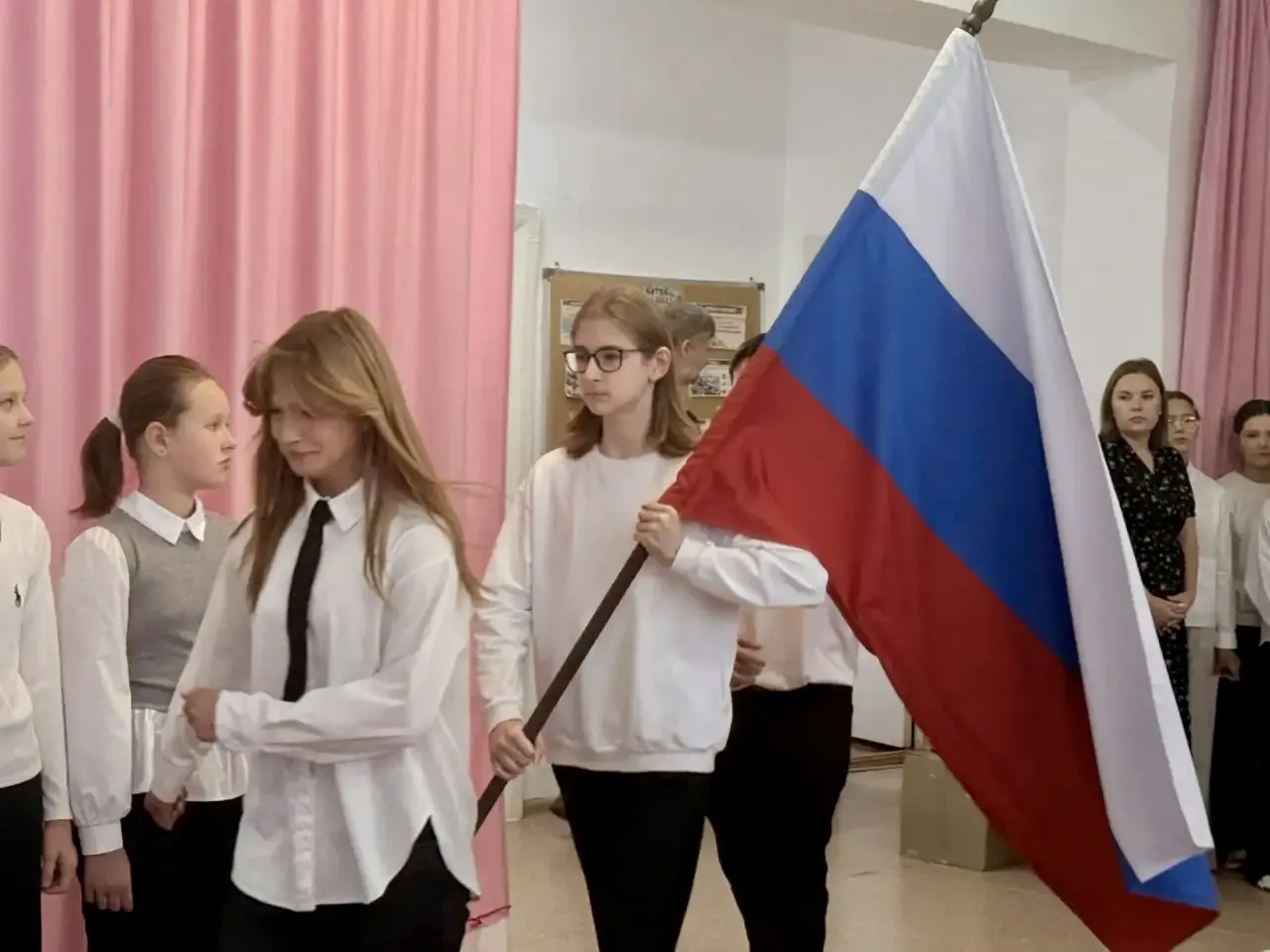 📢 Как прошла общешкольная линейка: говорим о сетикете.