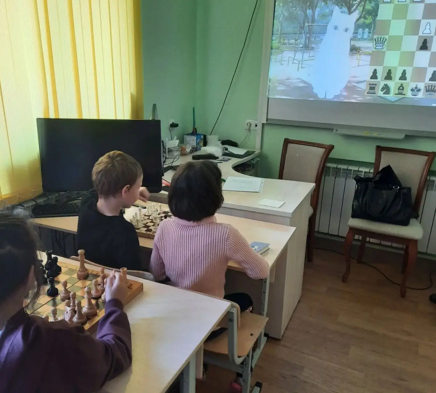 ♟️Наши воспитанники Центра активно проводят досуг. Ребята учатся играть в шахматы.