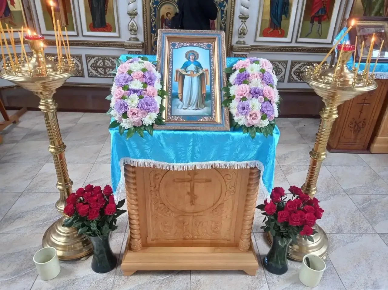 Днесь благовернии людие светло празднуем, осеняеми Твоим, Богомати, пришествием. И к Тв...