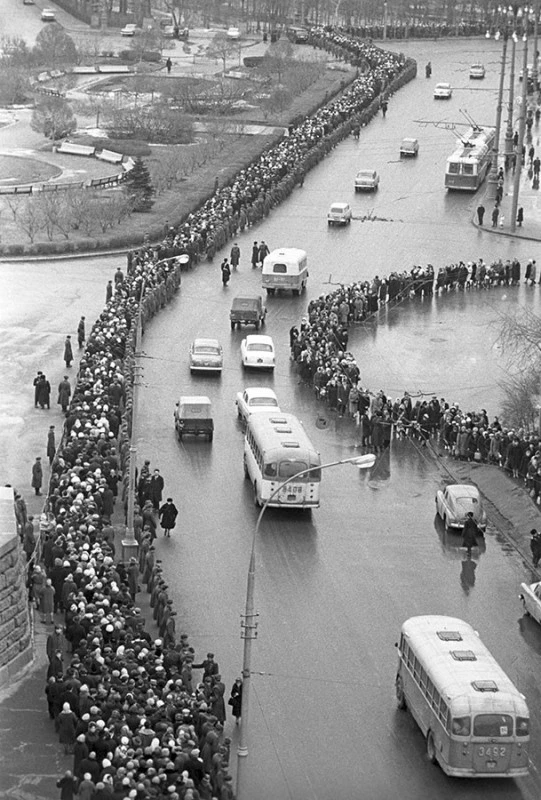 29 марта 1968 г. Жители Москвы в очереди к Центральному Дому Советской Армии во время ц...